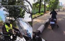 Pemotor Berkendara sambil Merokok, Berujung Disuruh Dorong Motor Sendiri oleh Polisi!