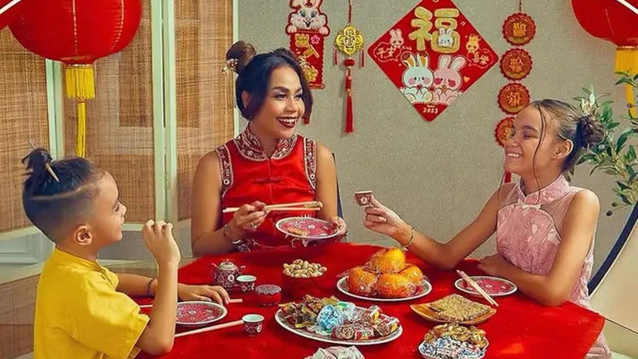 8 Tampilan Menggemaskan Anak Artis Kenakan Baju Tradisional China saat Imlek 2025, Anak Cut Meyriska hingga Marisa Nasution