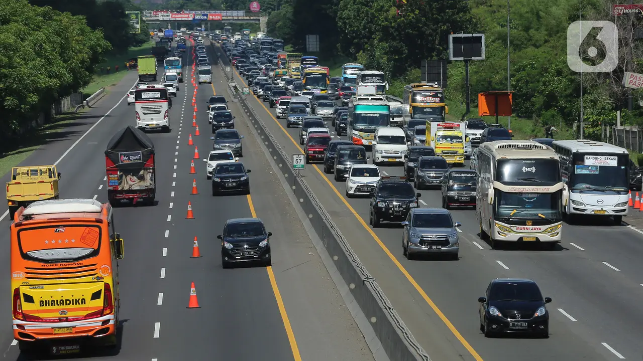 Kepadatan Jalan Tol Jakarta Cikampek Jelang Natal