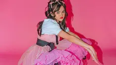 Dalam pemotretan kali ini, Cut Keysha tampil dengan baju bernuansa pink, putih, dan hitam. Pemotretan ini mengusung tema  Pink Punk dengan nuansa colorful. (Liputan6.com/IG/haqeeu)