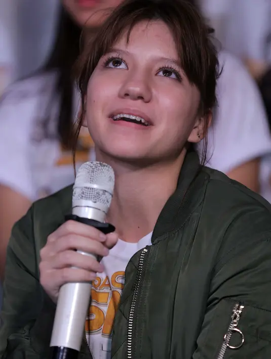 "Ini udah bikin pohon Natal, tahun kemarin merah sama silver, sekarang mau coba lebih klasik dan modis karena tiap taun nyoba yang beda," ujar Cassie di kediamannya di kawasan Alam Sutera, Tangerang Selatan, Jumat (9/12). (Deki Prayoga/Bintang.com)