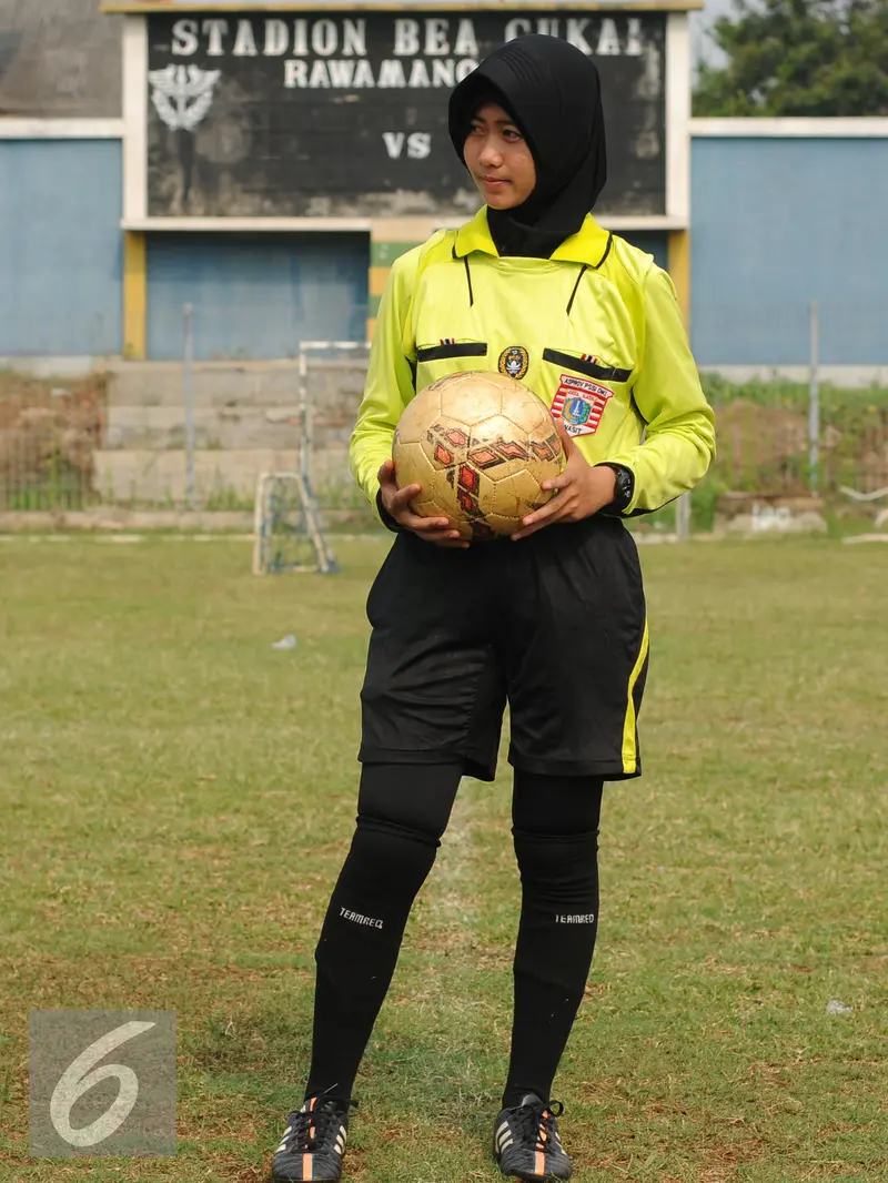 20151111-Nur Holisah Wasit Wanita Berhijab-Jakarta- Helmi Fithriansyah