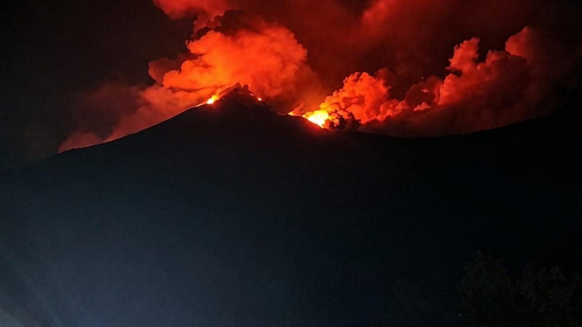 Gunung Karangetang Semburkan Material Pijar, Warga Diminta Waspada
