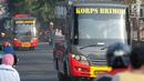 Iring-iringan bus yang membawa narapidana teroris dari Rutan Mako Brimob melintas di kawasan Kelapa Dua, Depok, Kamis (10/5). Setelah berhasil dilumpuhkan, sebanyak 155 napi teroris langsung dipindahkan ke Nusakambangan, Cilacap. (Merdeka.com/Arie Basuki)