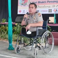 Kondisi yang tidak sempurna tak menghalangi Aipda Beni Hendrik untuk menjalani tugasnya sebagai seorang polisi.
