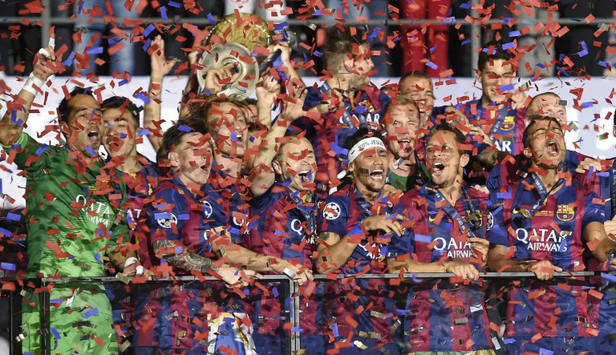Para pemain Barcelona merayakan kemenangan mereka di laga final Liga Champions 2014-2015 di Olympiastadion, Berlin, Minggu (7/6/2015). Barcelona kandaskan Juventus dengan skor 3-1. (AFP Photo/Lluis Gene)
