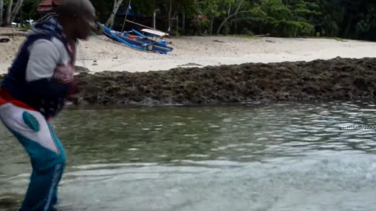 Miliki Tradisi Unik Memanggil Ikan Memakai Pluit