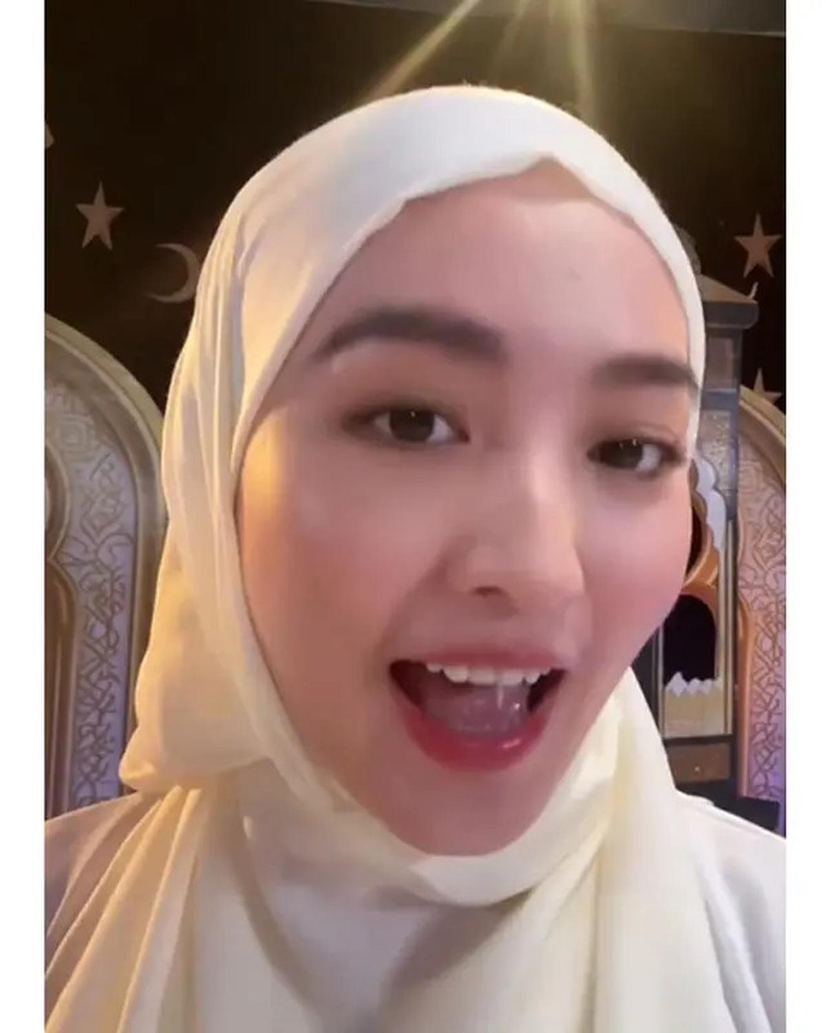 5 Potret Natasha Wilona Pakai Hijab dan Baju Muslim, Anggunnya Bikin Pangling