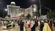 Masjid Istiqlal Jakarta mulai dipadati jemaah yang hendak menunaikan sholat Idul Fitri 1444 H. Mereka bergerak dari berbagai daerah sejak subuh hari agar dapat melaksanakan ibadah sholat lebaran tersebut tanpa tergesa-gesa. (Foto: Nanda Perdana Putra/Liputan6.com).