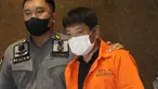 Petugas Imigrasi Indonesia mengawal buronan Jepang Mitsuhiro Taniguchi yang ditangkap di pulau Sumatera pada awal Juni, sebelum dideportasi di Jakarta, Rabu (22/6/2022). Indonesia mendeportasi Mitsuhiro Taniguchi yang dicari polisi Jepang karena kasus dugaan penipuan bantuan sosial (bansos) Covid-19. (AP Photo/Dita Alangkara)