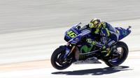 Pebalap Movistar Yamaha, Valentino Rossi, saat melakoni sesi tes pramusim di Sirkuit Ricardo Tormo-Cheste, Valencia, Selasa (10/11/2015). (EPA/Manuel Bruque)