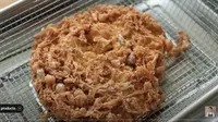 Resep Telur Barendo khas Padang yang Renyah ala Chef Devina Hermawan. foto: Youtube Devina Hermawan