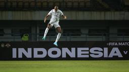 Timnas Indonesia ketinggalan cepat pada menit ke-7 setelah striker Curacao, Rangelo Maria Janga menaklukkan Nadeo Argawinata memanfaatkan bola rebound yang membentur tiang gawag hasil tembakan Michael Madionis Mateo Maria. (Bola.com/Bagaskara Lazuardi)