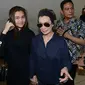 Penyanyi Reza Artamevia dan putrinya Aaliyah Massaid saat mendatangi Polda Metro Jaya, Jakarta, Senin (17/10). Reza dipanggil soal laporannya kepada Gatot, jumat (7/10/2016) karena dianggap menipunya selama di padepokan. (Liputan6.com/Herman Zakharia)