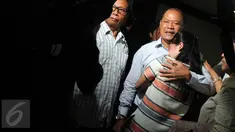 Keluarga I Made Meregawa terlihat sedih usai sidang vonis di Pengadilan Tipikor, Jakarta, Rabu (20/1/2016). Hakim memvonis Meregawa penjara 4 tahun dan denda Rp 100 juta subsider 2 bulan kurungan. (Liputan6.com/Helmi Afandi)