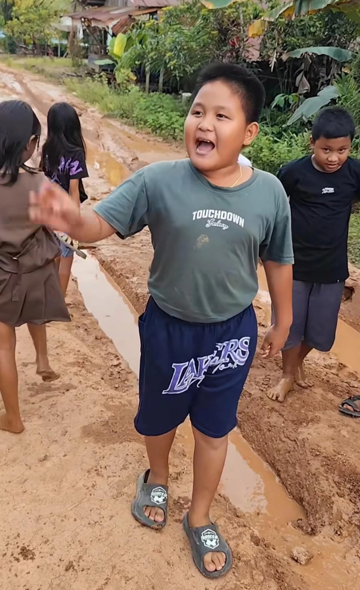 Bocil di kalbar keluhkan jalan rusak parah sentil gubernurnya tidur