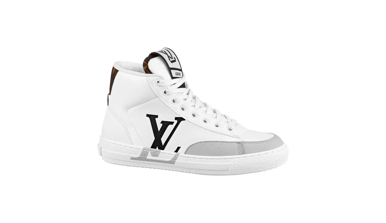 Sepatu kets ramah lingkungan pertama Louis Vuitton, dan model unisex pertamanya. Hi-top inovatif ini memiliki bagian atas yang dibuat dari campuran bahan daur ulang, sedangkan sol luarnya terbuat dari bioplastik dari sumber terbarukan. Inisial LV dibordir di samping, sedangkan l