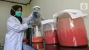 Peneliti menuangkan jambu merah yang telah diblender sebelum difermentasi di Kimia Pangan Pusat Penilitian Kimia LIPI Puspitek, Serpong, Tangerang, Kamis (4/6/2020). Proses fermentasi selama 2-7 hari cocok diminum yang imunitas rendah di masa pandemi Covid-19. (Liputan6.com/Fery Pradolo)
