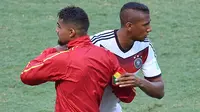 Pemain Jerman, Jerome Boateng dan saudaranya Kevin-Prince Boateng yang membela timnas Ghana. Saudara beda benua ini merupakan salah satu pesepak bola terkenal di dunia. (EMMANUEL DUNAND / AFP)