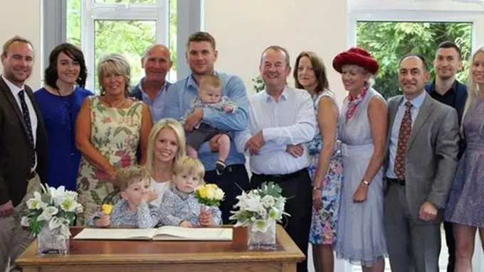 Alice dan keluarganya. | Foto: copyright mirror.co.uk