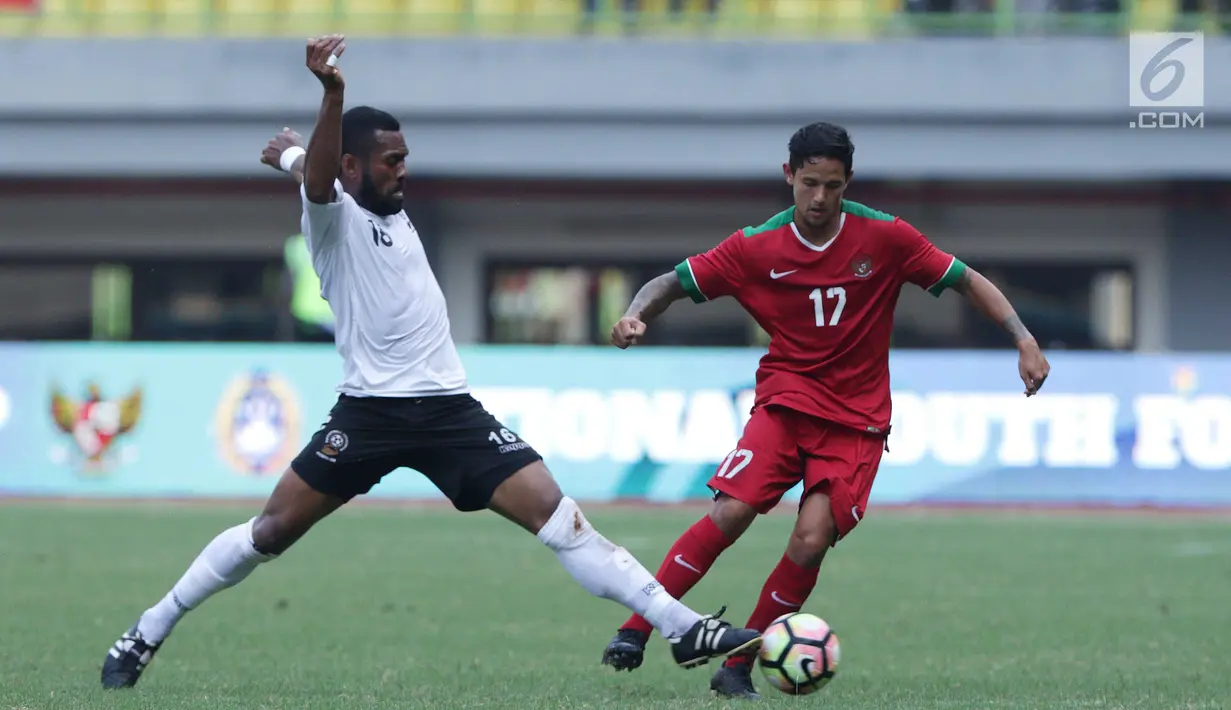 Gelandang Timnas Indonesia, Irfan Bachdim (kanan) mencoba lolos dari kawalan pemain Fiji, Amani Makoe V pada laga persahabatan di Stadion Patriot Candrabhaga, Bekasi, Sabtu (9/2). Laga berakhir imbang 0-0. (Liputan6.com/Helmi Fithriansyah)
