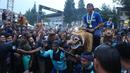 Gelandang Persib Bandung, Dedi Kusnandar diarak di atas Singa Depok menuju panggung utama setelah tiba bersama rombongan tim di Gedung Sate, Kota Bandung, Sabtu (1/6/2024) sore usai melakukan pawai juara BRI Liga 1 2023/2024. (Bola.com/M Iqbal Ichsan)
