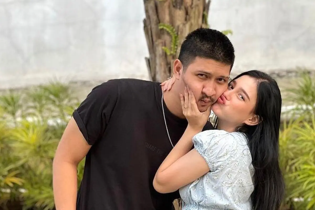 6 Gaya Kasual Yasmine Ow Pamer Baby Bump yang Mulai Terlihat, Bumil Makin Glowing
