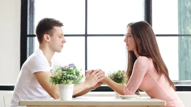 5 Tanda Kamu dan Pasangan Memiliki Komunikasi yang Baik (Foto dok : Freepik/Racool_studio)