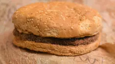 Gambar di Melbourne pada 7 November 2019 memperlihatkan burger McDonald's yang dibeli pada 1995 dan disimpan di gudang Australia selama bertahun-tahun. Burger Quarter Pounder dengan keju tersebut dimiliki oleh Casey Dean, 39, dan Eduards Nits, 38. (William WEST/AFP)