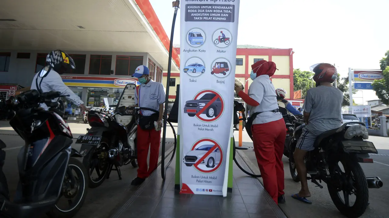 FOTO: Harga Pertalite Turun Setara Premium Jadi Rp 6.450 per Liter