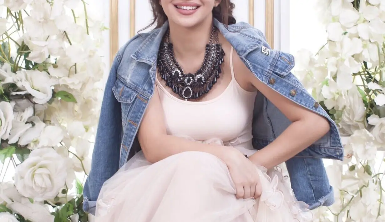 Bosan dengan warna nude pucat? Kamu bisa beralih ke warna lipstik peachy peach. Seperti yang dilakukan Ariel Tatum, di mana warna peach pada bibirnya memberikan keseimbangan pada makeup tanpa kesan flat (instagram/arieltatum)