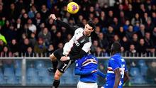 Penyerang Juventus, Cristiano Ronaldo mencetak gol ke gawang Sampdoria dalam laga lanjutan Serie A di Stadio Comunale Luigi Ferraris, Rabu (18/12/2019). Dalam laga ini, Ronaldo mampu melompat setinggi 2,56 meter untuk mencetak gol kedua Juventus lewat kepala. (Luca Zennaro/ANSA via AP)
