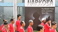 Sejumlah narapidana hendak rehabilitasi sosial therapeutic community (TC) di Lapas Narkotika Klas IIA Jakarta, Selasa (10/5). Kegiatan ini merupakan kerja sama Lapas Narkotika Klas IIA Jakarta dengan BNNP DKI Jakarta. (Liputan6.com/Immanuel Antonius)imm