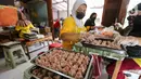 Karyawan membuat dimsum di Griya Dimsum Bunda Imoet, Serua, Tangerang Selatan, Rabu (9/2/2022). Dibutuhkan 5 kuintal adonan daging ayam per hari untuk membuat dimsum guna memenuhi pasar kuliner dari Jabodetabek, Lampung hingga Jawa Tengah. (Liputan6.com/Fery Pradolo)