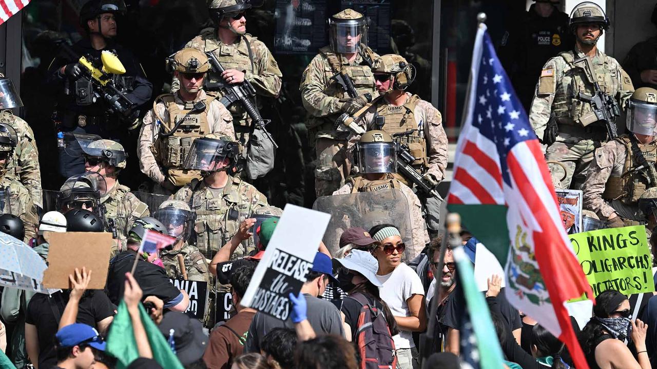 FOTO: Bentrokan Pecah Saat Aksi Menentang Presiden Donald Trump di Los Angeles