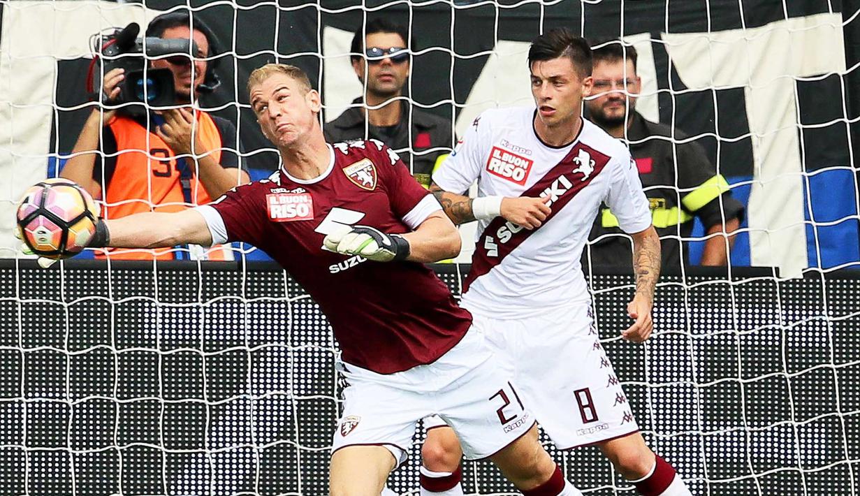  Joe Hart (kiri) menghalau bola dari gawangnya saat melawan Atalanta pada lanjutan liga Italia Serie A di Atleti Azzurri d'Italia stadium,  Bergamo, Italy (12/9/2016) dini hari WIB.. Atalanta menang 2-1. (EPA/Paolo Magni)