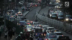 Kemacetan arus lalu lintas di depan Stasiun Jatinegara, Jakarta, Rabu (12/12). Kemacetan yang kerap kali terjadi, terutama pada jam sibuk akibat banyaknya angkutan umum, bajaj, hingga ojek yang memangkal di kawasan tersebut. (Merdeka.com/Iqbal S. Nugroho)