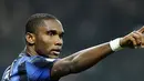 Selebrasi striker Inter Milan Samuel Eto'o yang menyumbang dua gol saat mengalahkan Bologna 4-1 dalam partai lanjutan Serie A di Stadio Giuseppe Meazza, 15 Januari 2011. AFP PHOTO/Filippo MONTEFORTE 