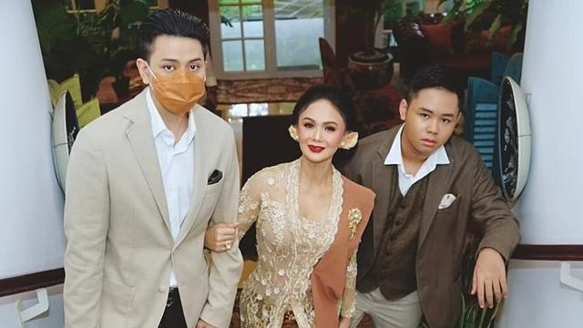 6 Potret Kompak Yuni Shara dan Kedua Putranya di Acara Nikahan Atta-Aurel