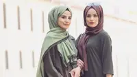 Jika Anda dan sahabat sama-sama mengenakan hijab dan masih bingung ingin tampil seperti apa, coba lihat inspirasinya dari hijaber berikut. (Foto: Instagram/@chichijab)