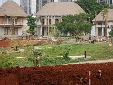 Pekerja menyelesaikan pengerjaan revitalisasi hutan kota di kompleks Gelora Bung Karno (GBK), Jakarta, Selasa (15/10/2019). Revitalisasi hutan kota yang akan dinamai Hutan Kota by Plataran ini segera selesai dan direncanakan dibuka pada 19 Desember 2019 mendatang. (Liputan6.com/Immanuel Antonius)