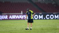 Pelatih Timnas Indonesia, Shin Tae-yong tampak memeriksa kualitas rumput dengan menjejak-jejak kakinya saat sesi latihan resmi menjelang laga lanjutan putaran Grup C Kualifikasi Piala Dunia 2026 melawan Jepang di Stadion Utama Gelora Bung Karno (SUGBK), Senayan, Jakarta, Kamis (14/11/2024). (Bola.com/Bagaskara Lazuardi)