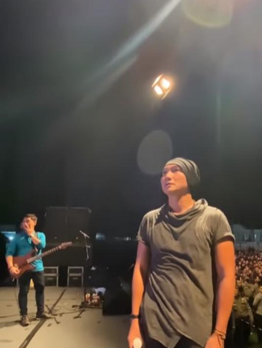 Anji Manji saat menonton video Begitu Syulit Lupakan Reyhan. (Foto: Instagram/duniamanji)