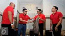 Ketua Umum PB PRSI, Sandiaga S Uno (kedua kanan) bersalaman bersama pihak terkait jelang KRAPSI di Jakarta, Kamis (17/12/2015). Ajang ini akan berlangsung pada 27-30 Desember mendatang di Jakarta. (Liputan6.com/Helmi Fithriansyah)