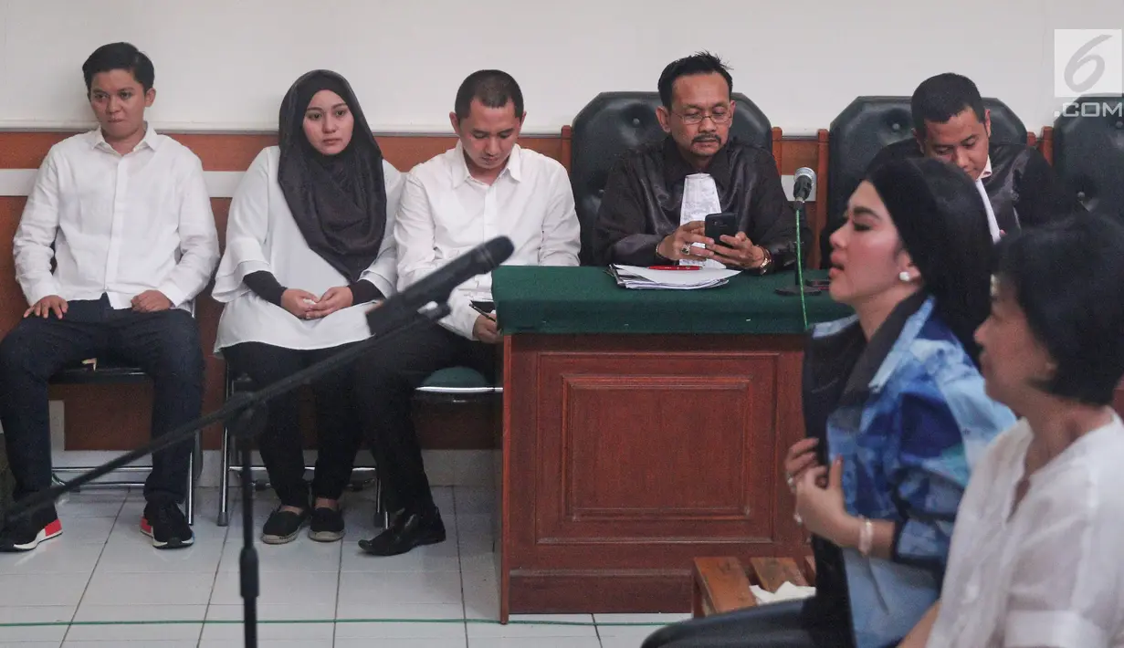 Artis Syahrini saat menjalani sidang kasus First Travel di Pengadilan Negeri Depok, Jawa Barat, Senin (2/4). Di awal sidang, Syahrini mengaku terlibat kerja sama mempromosikan paket umrah First Travel. (Liputan6.com/Herman Zakharia)