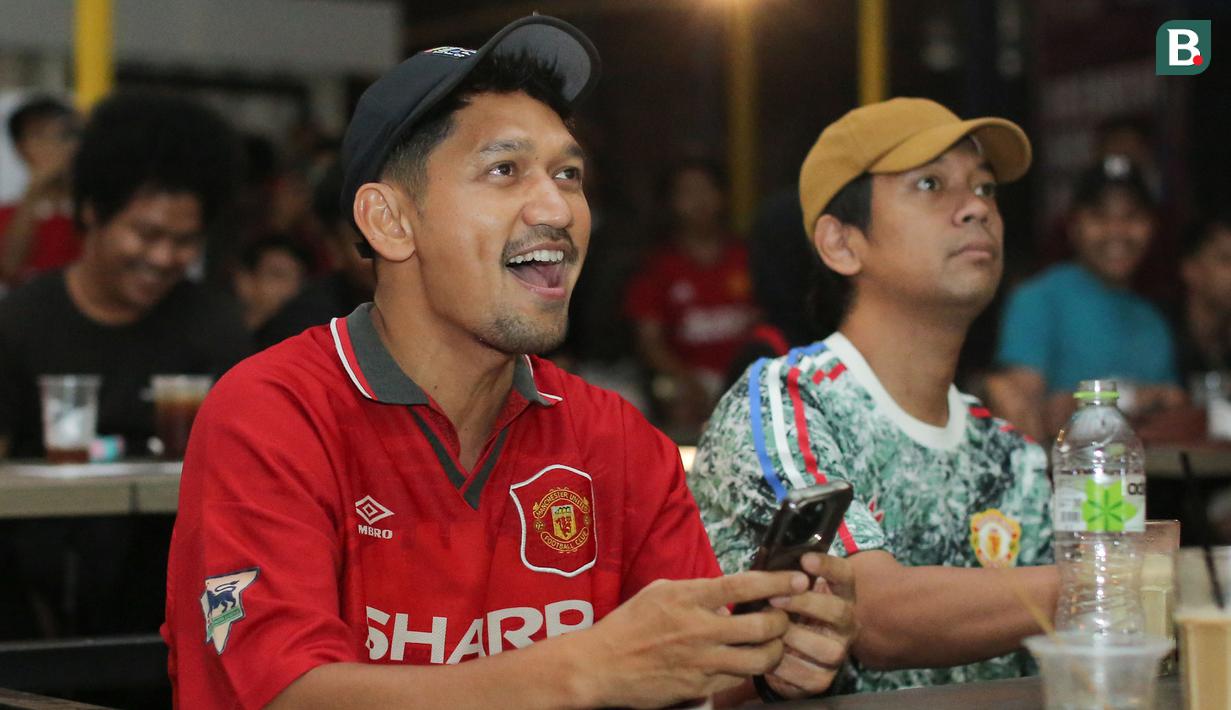 Ibnu Jamil (kiri) dan Rian d'Masiv saat Roaring Night Liga Inggris antara Manchester City melawan Manchester United di Picth 98, Kemang, Jakarta, Minggu (03/03/2024) malam WIB. (Bola.com/Abdul Aziz)