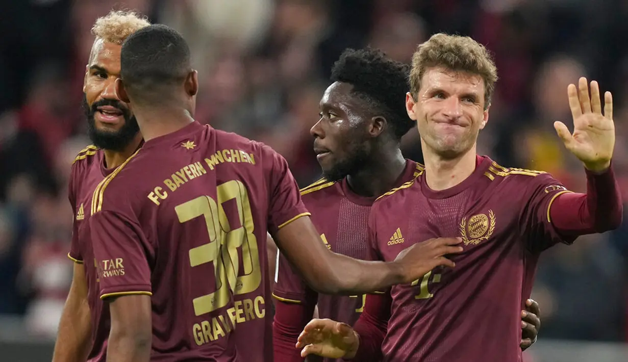 Pemain Bayern Munchen Thomas Mueller (kanan) merayakan usai mencetak gol ke gawang Bayer Leverkusen pada pertandingan sepak bola Bundesliga di Allianz Arena, Munich, Jerman, 30 September 2022. Bayern Munchen menang 4-0. (AP Photo/Matthias Schrader)