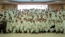 Menpora Erick Thoir, CdM Indonesia untuk SEA Games 2025 Bayu Priawan Djokosoetono, dan Ketua NOC Raja Sapta Oktohari berfoto bersama dengan kontingen Indonesia untuk SEA Games 2025 setelah acara pengukuhan di Auditorium Wisma Kemenpora, Senayan, Jakarta, Jumat (05/12/2025). (Bola.com/Bagaskara Lazuardi)