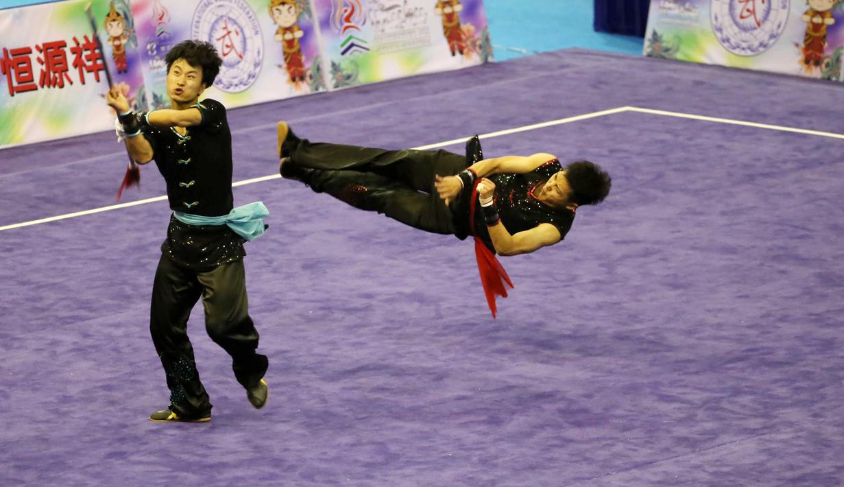 Atlet Wushu Asal China, beraksi saat kelas duel pada Kejuaraan Dunia Wushu 2015 di Istora, Senayan, Jakarta, Selasa (17//11/2015). (Bola.com/Nicklas Hanoatubun)