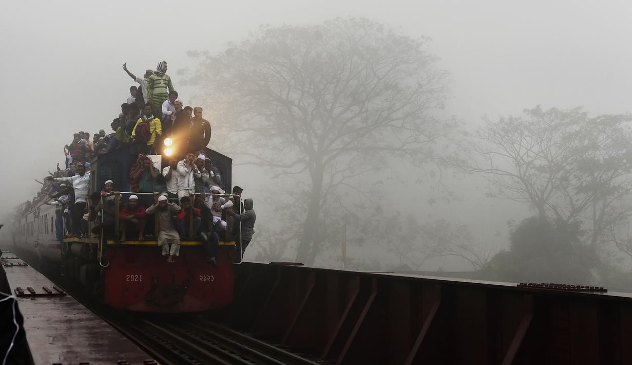 Ngerinya Tradisi Naik Kereta Api Ala Orang Bangladesh Foto